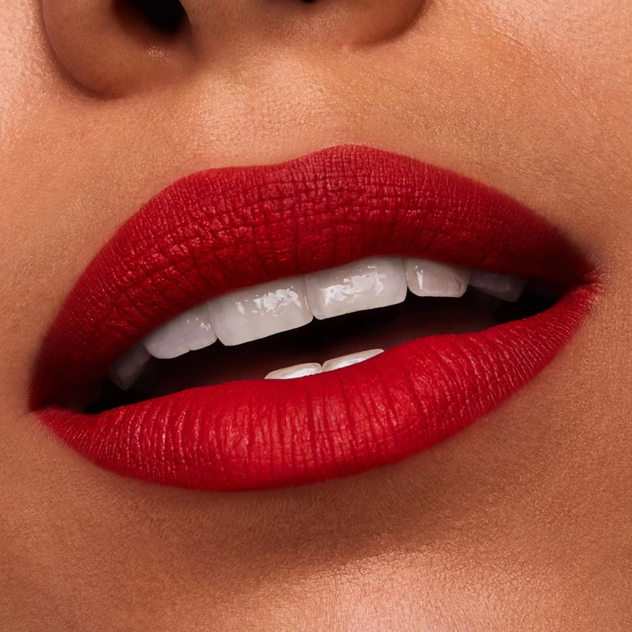 ESTÉE LAUDER Pure Color Matte Lipstick in Red - 699 Thrill Me, Long-Lasting Bold Color