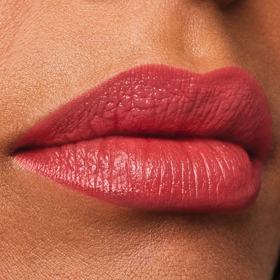 ESTÉE LAUDER Pure Color Creme Lipstick in Strawberry Red - Shade 686 Confident