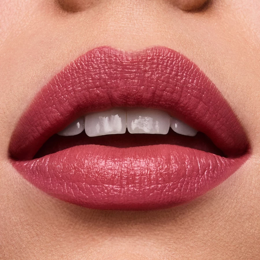 ESTÉE LAUDER Pure Color Creme Lipstick in Powerful Pink - Long-Lasting Hydrating Lip Color