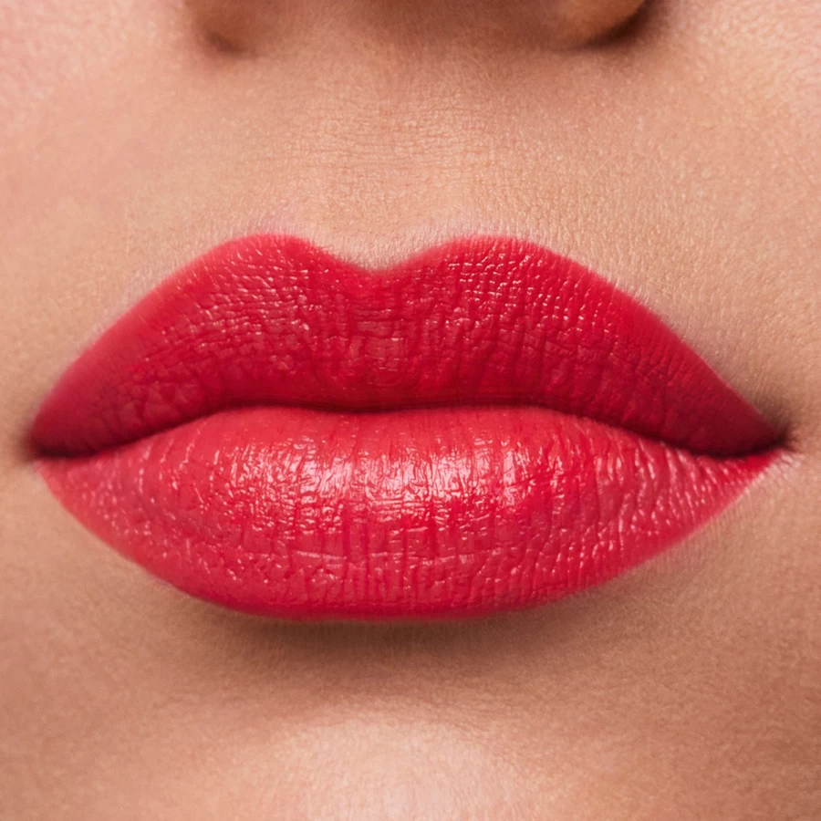 ESTÉE LAUDER Pure Color Creme Lipstick in Defiant Coral 320 - Vibrant Red Lipstick for Long-Lasting Wear